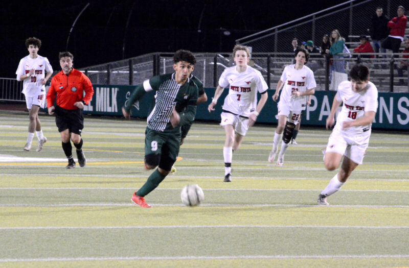 De La Salle, led by seniors, rolling after slow start