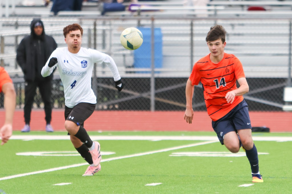 Texas HS: Seven Lakes dominate Dekaney in season opener