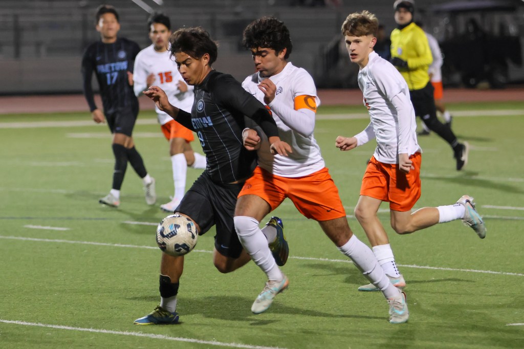 Texas HS: Paetow vs. Seven Lakes – Photos