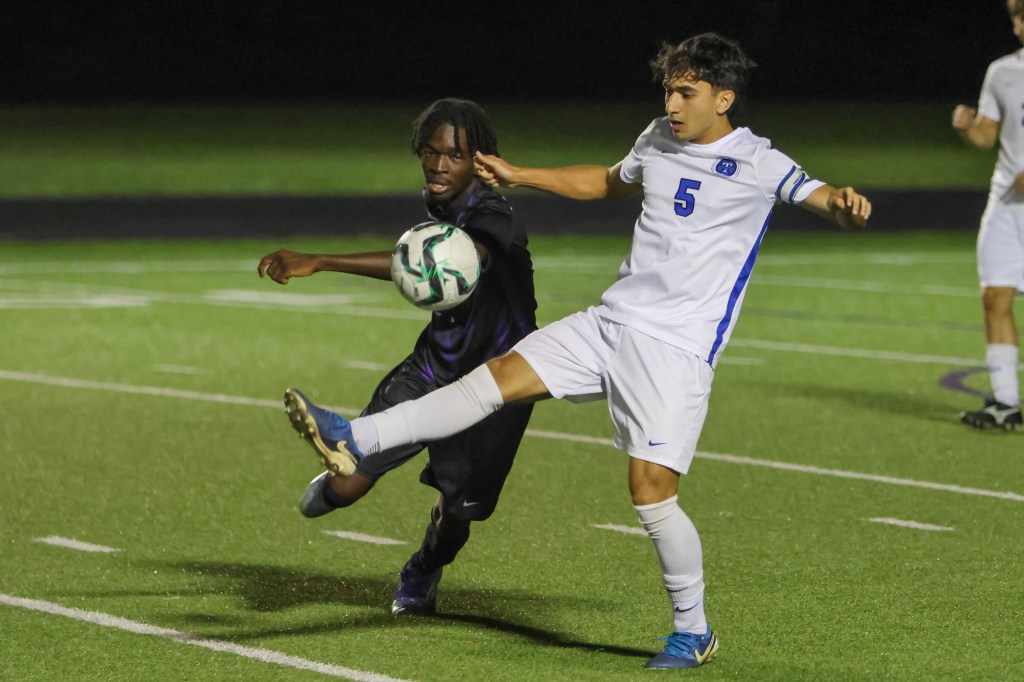 Texas HS: Fulshear vs. Taylor – Photos